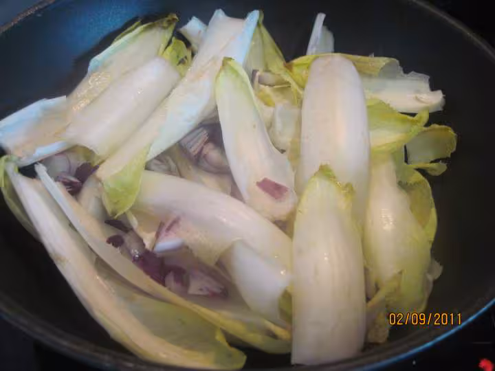 Saucisses de toulouse sur 1 lit d endives a la sauce tomates