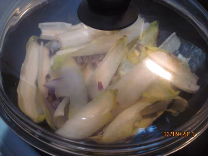 Saucisses de toulouse sur 1 lit d endives a la sauce tomates