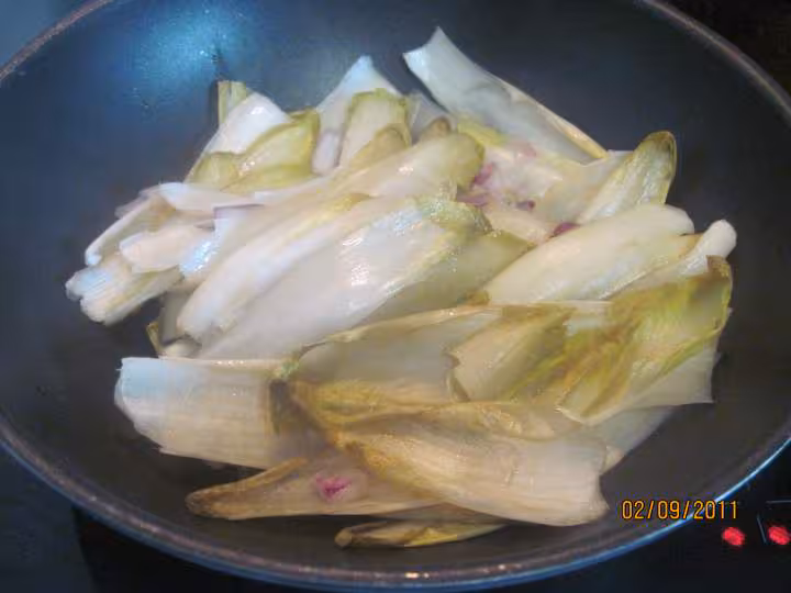 Saucisses de toulouse sur 1 lit d endives a la sauce tomates