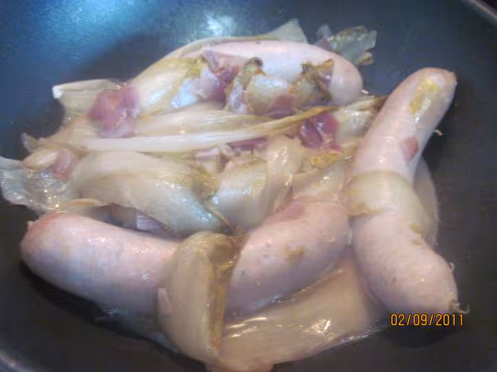 Saucisses de toulouse sur 1 lit d endives a la sauce tomates