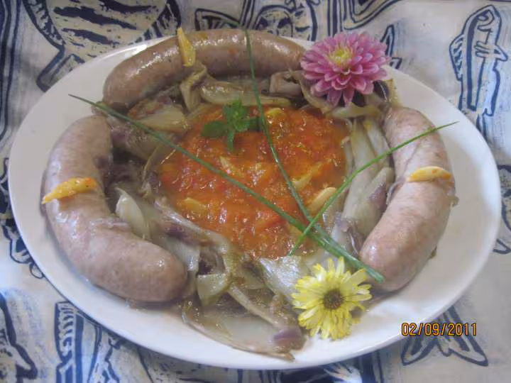 Saucisses de toulouse sur 1 lit d endives a la sauce tomates