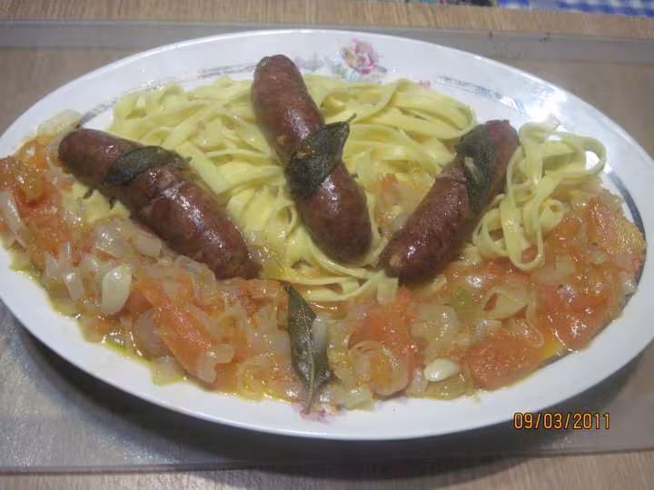 Saucisses de vin rouge de bourgogne au tagliatelle