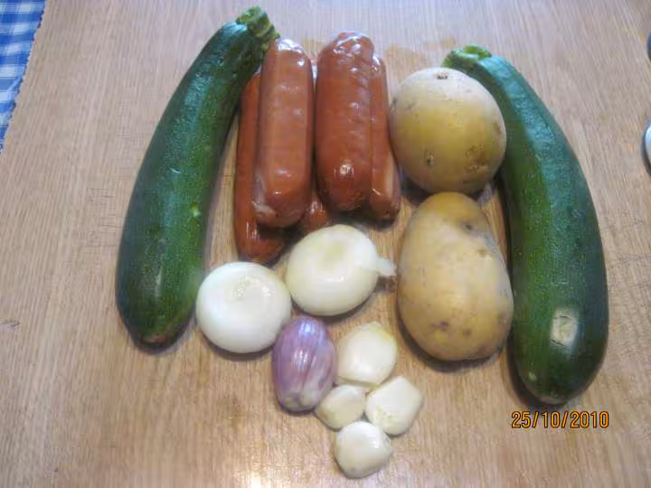 Saucisses fumees aux courgettes et pommes de terre