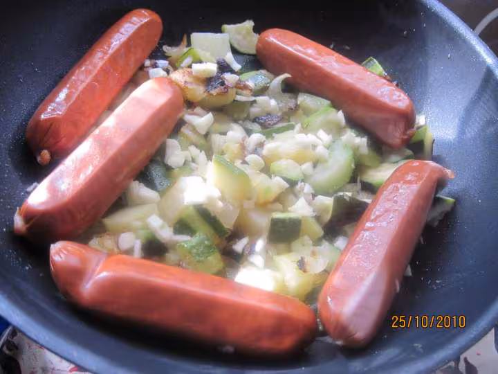 Saucisses fumees aux courgettes et pommes de terre