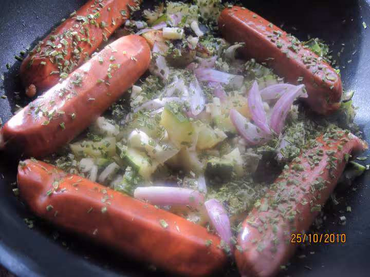 Saucisses fumees aux courgettes et pommes de terre
