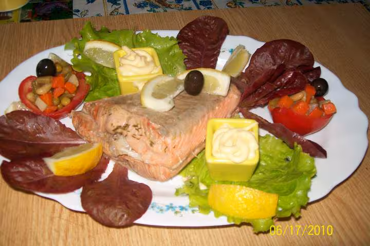 Saumon rose aux petits legumes et mayonnaise