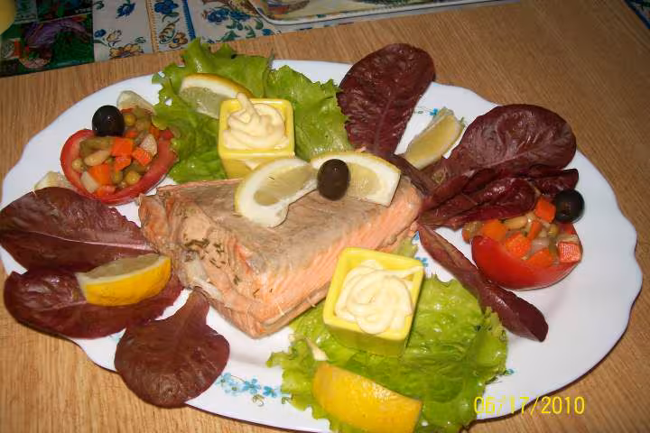 Saumon rose aux petits legumes et mayonnaise