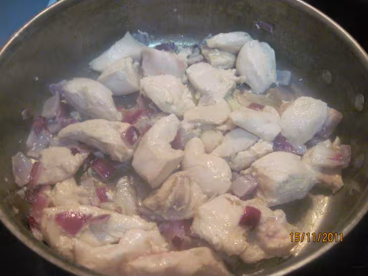 Saute de blancs de poulet a la creme sauce basilic