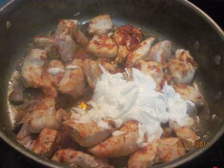 Saute de blancs de poulet a la creme sauce basilic