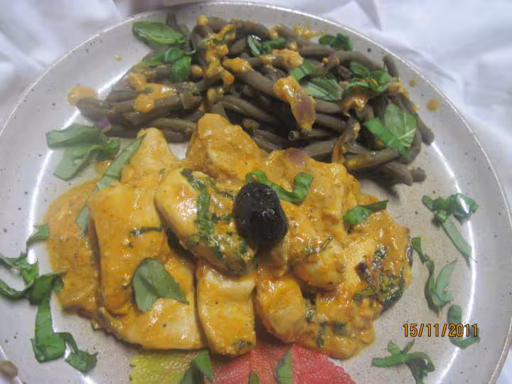 Saute de blancs de poulet a la creme sauce basilic