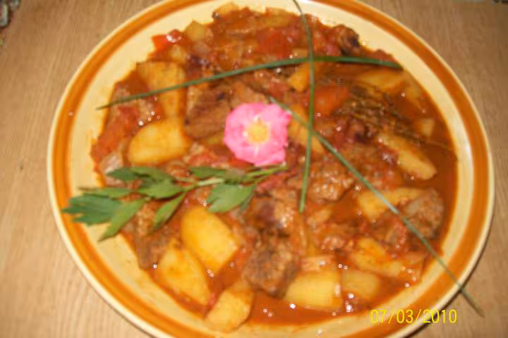 Saute de boeuf au p de terre en sauce