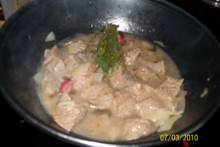 Saute de boeuf au p de terre en sauce