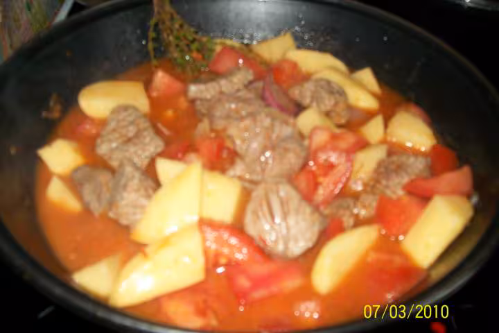 Saute de boeuf au p de terre en sauce