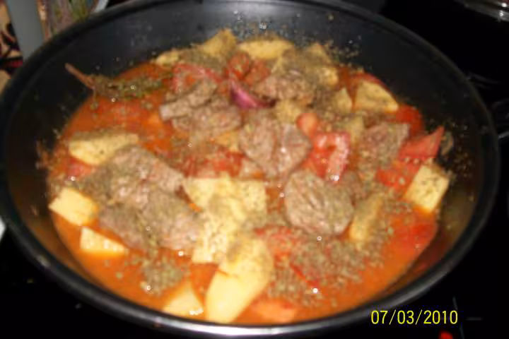 Saute de boeuf au p de terre en sauce