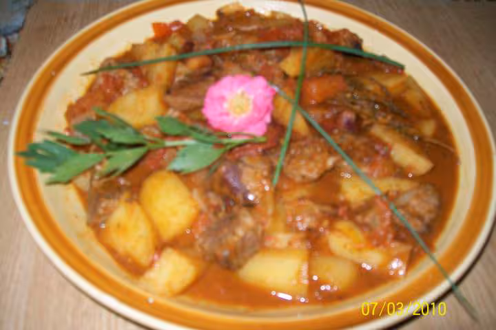 Saute de boeuf au p de terre en sauce