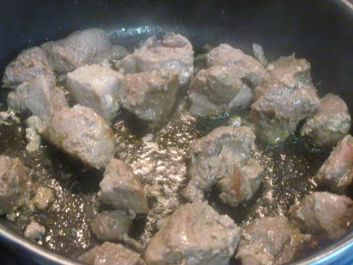 Saute de porc a la sauce tomate