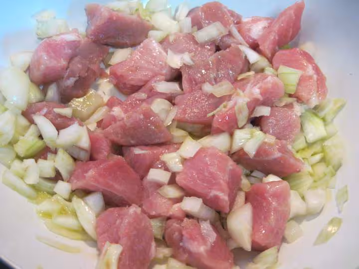 Saute de porc au chou rave en sauce