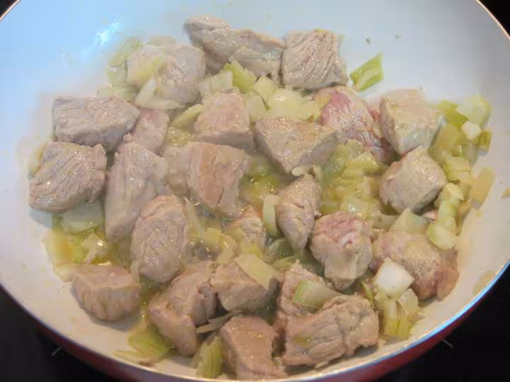 Saute de porc au chou rave en sauce