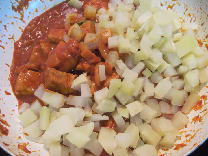 Saute de porc au chou rave en sauce
