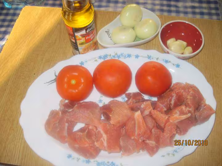 Saute de porc au riz en sauce tomates au vin