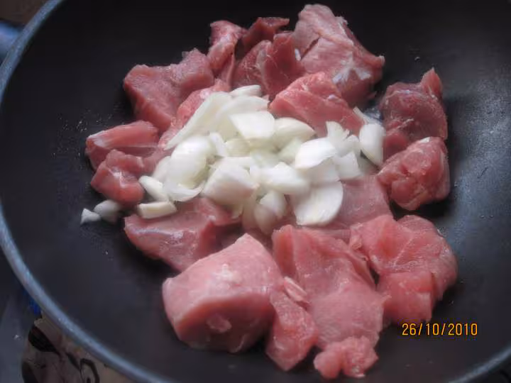 Saute de porc au riz en sauce tomates au vin