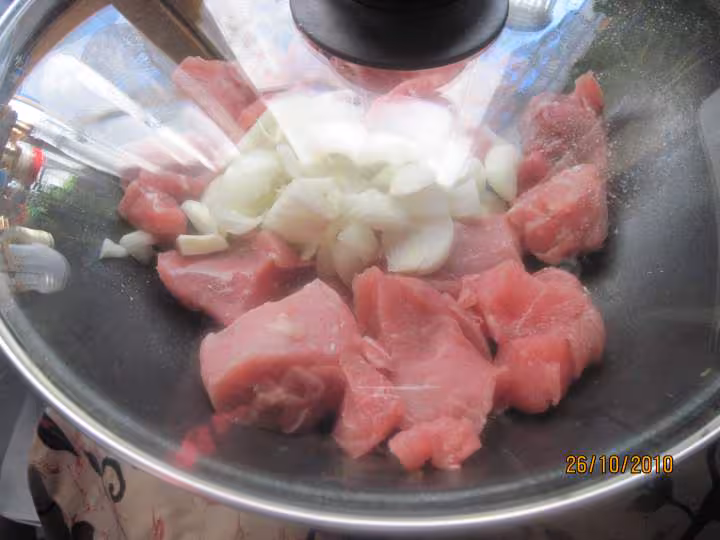 Saute de porc au riz en sauce tomates au vin