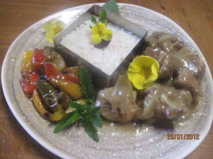 Saute de porc au trio de poivrons en sauce de vin