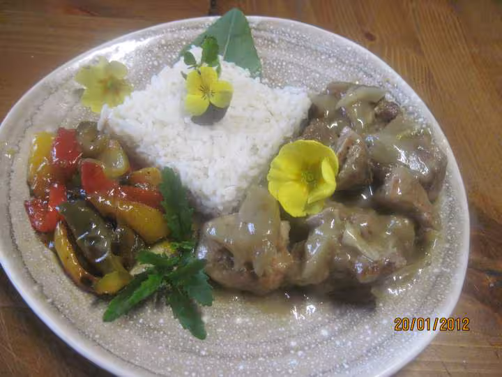 Saute de porc au trio de poivrons en sauce de vin