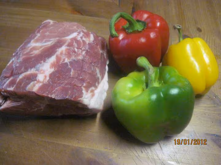 Saute de porc au trio de poivrons en sauce de vin