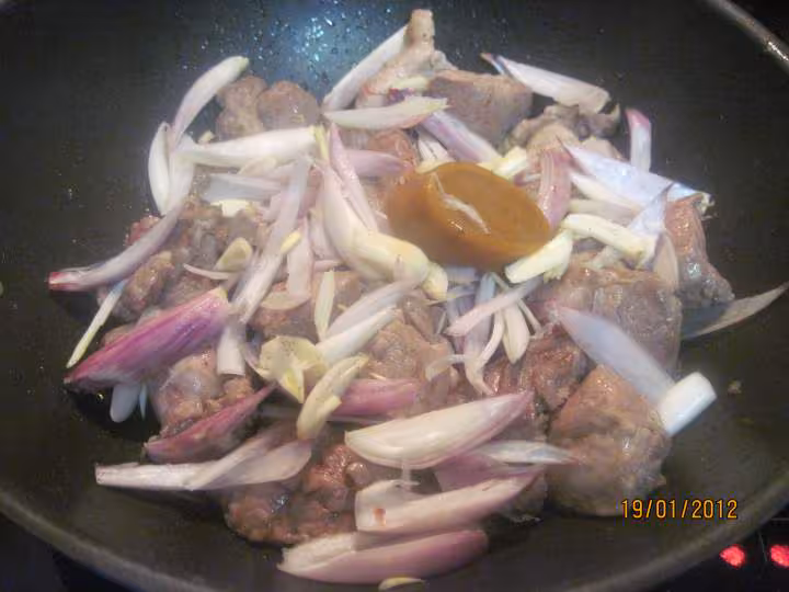 Saute de porc au trio de poivrons en sauce de vin