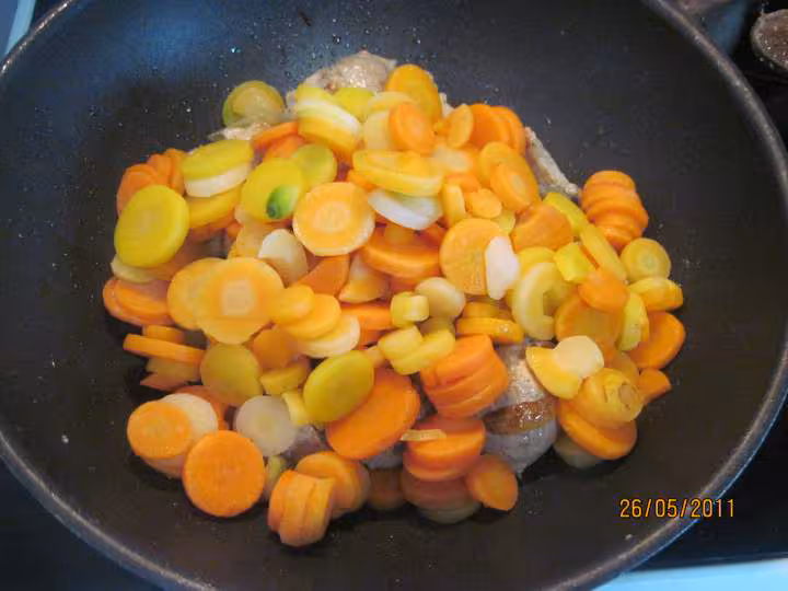 Saute de porc aux carottes meli melo en sauce