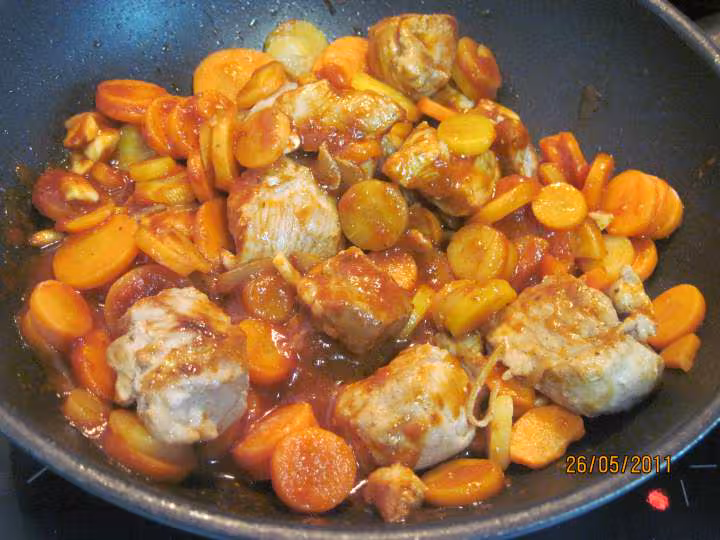 Saute de porc aux carottes meli melo en sauce