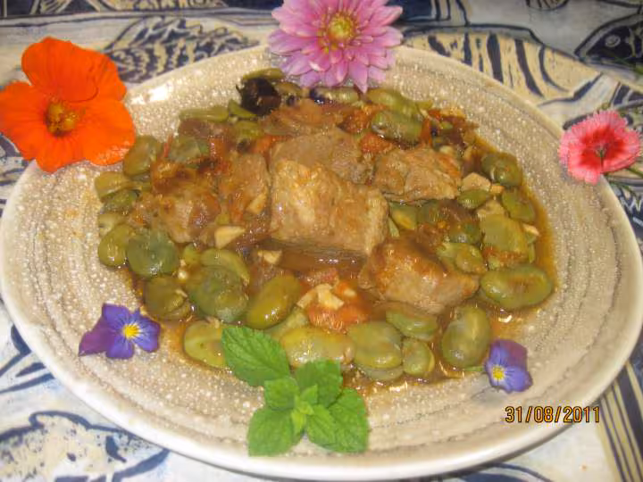 Saute de veau aux feves a la sauce tomate