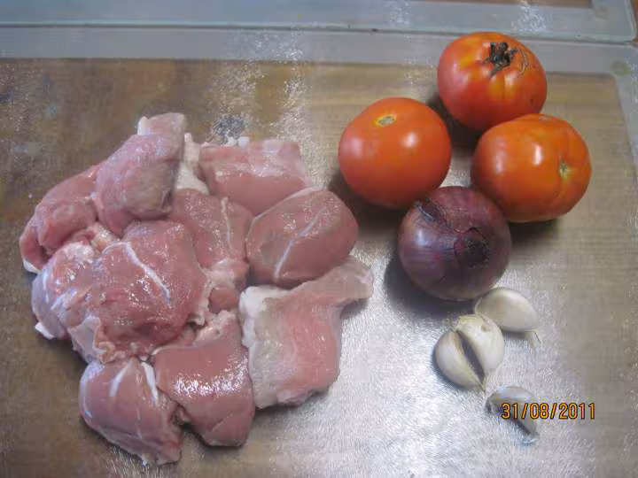 Saute de veau aux feves a la sauce tomate
