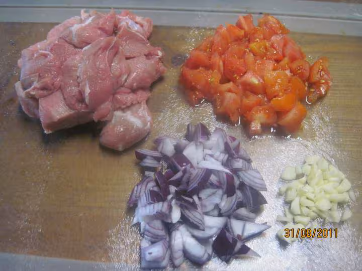 Saute de veau aux feves a la sauce tomate