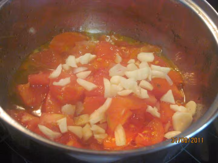 Saute de veau aux feves a la sauce tomate