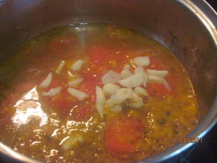 Saute de veau aux feves a la sauce tomate