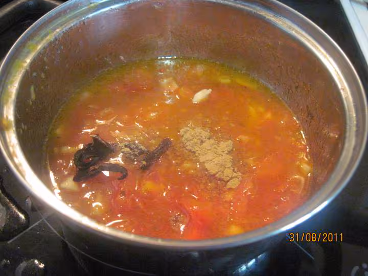 Saute de veau aux feves a la sauce tomate
