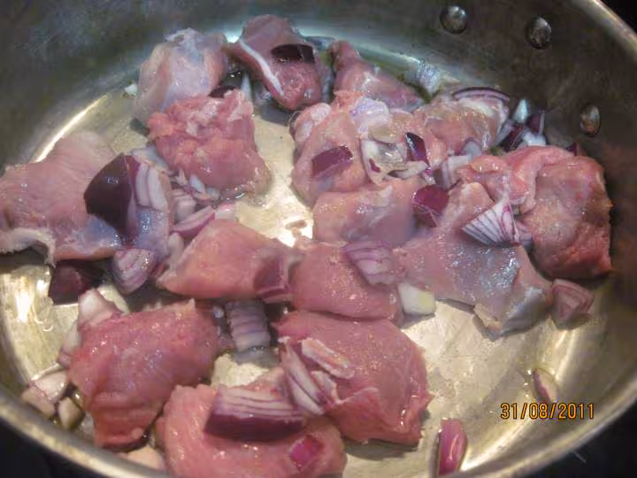 Saute de veau aux feves a la sauce tomate