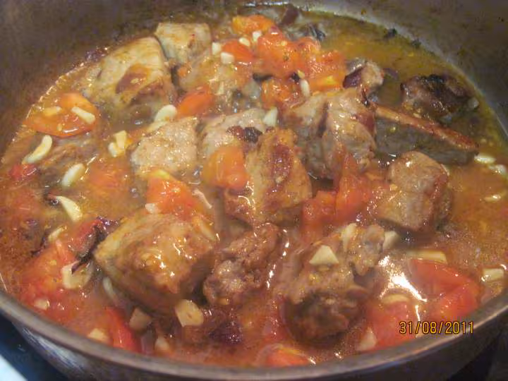 Saute de veau aux feves a la sauce tomate