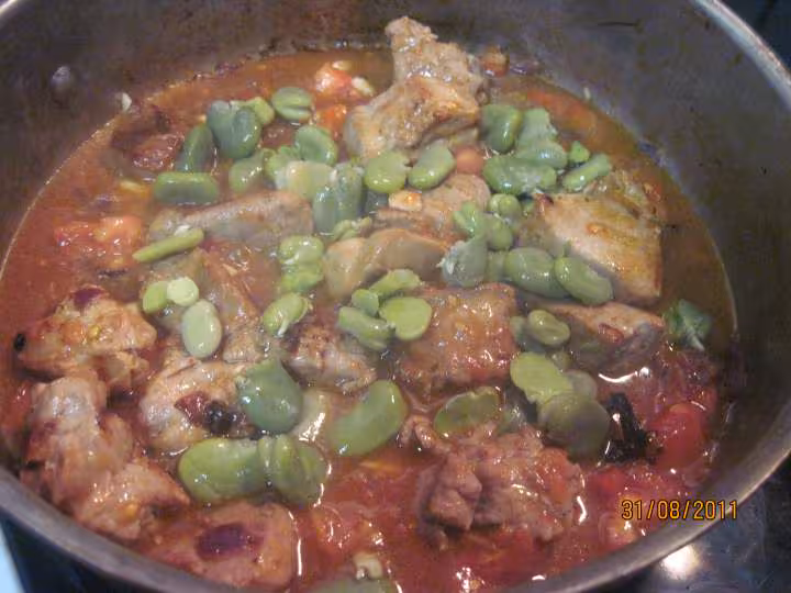 Saute de veau aux feves a la sauce tomate