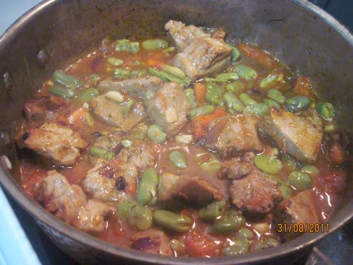 Saute de veau aux feves a la sauce tomate