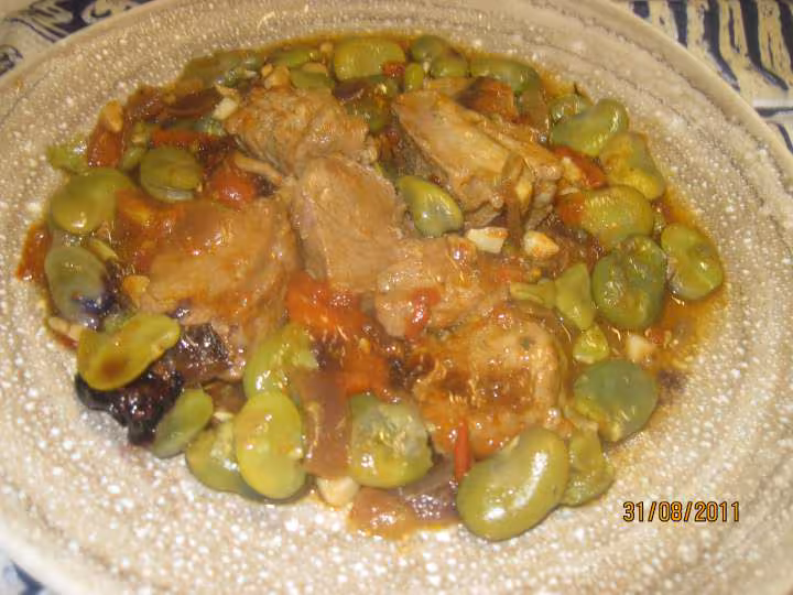 Saute de veau aux feves a la sauce tomate