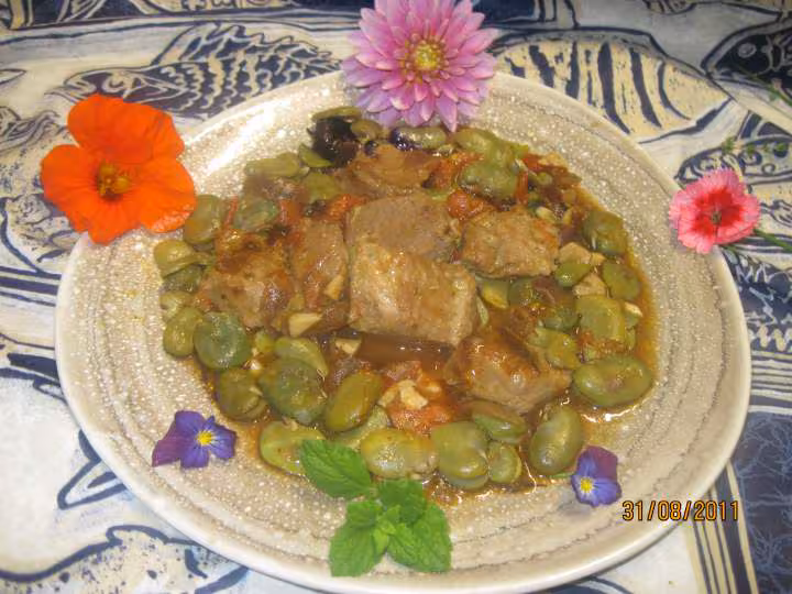 Saute de veau aux feves a la sauce tomate