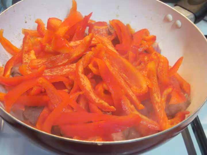 Saute de veau aux poivrons rouge