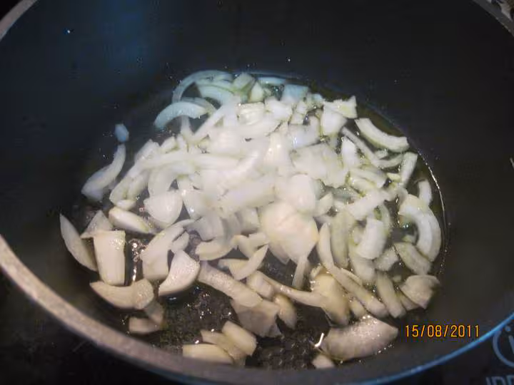 Sautees de courgettes blanches aux saucisses