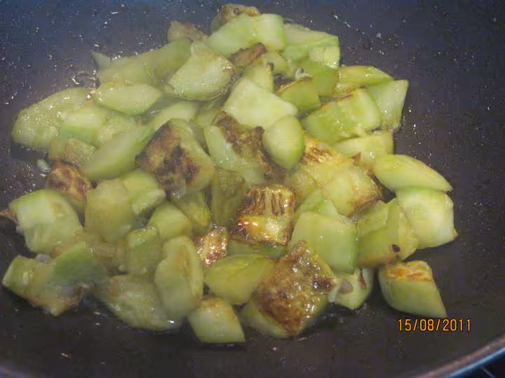 Sautees de courgettes blanches aux saucisses