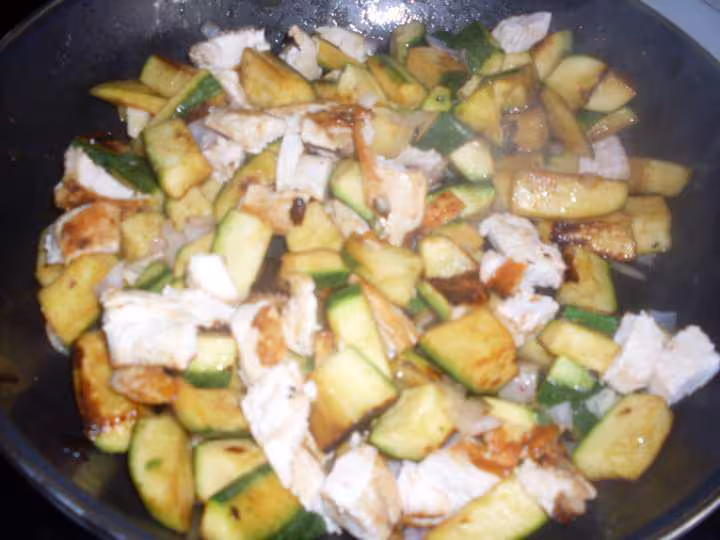 Sauter de courgettes aux des de poulet