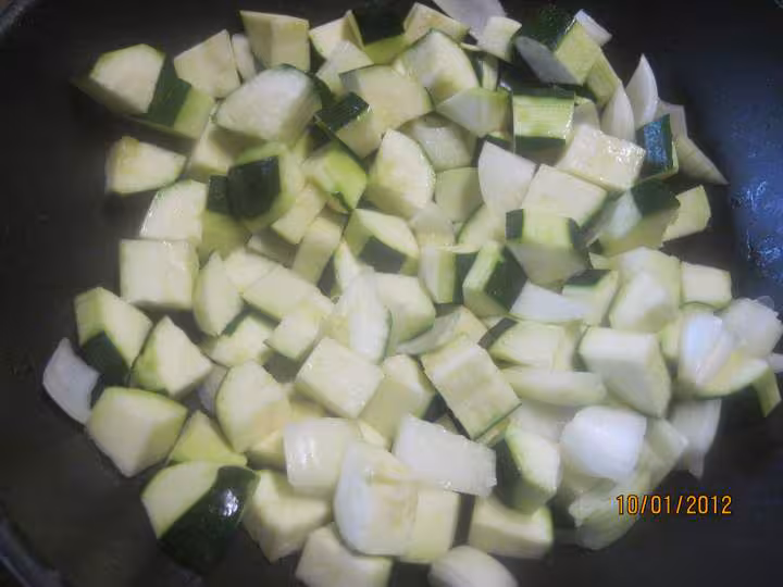 Sauter de cubes de courgettes au boeuf hache