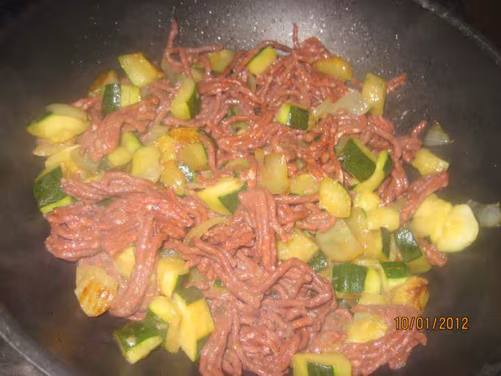 Sauter de cubes de courgettes au boeuf hache
